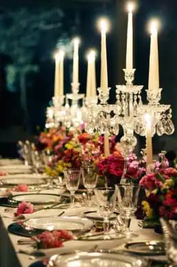 romantique flowers on table with candles